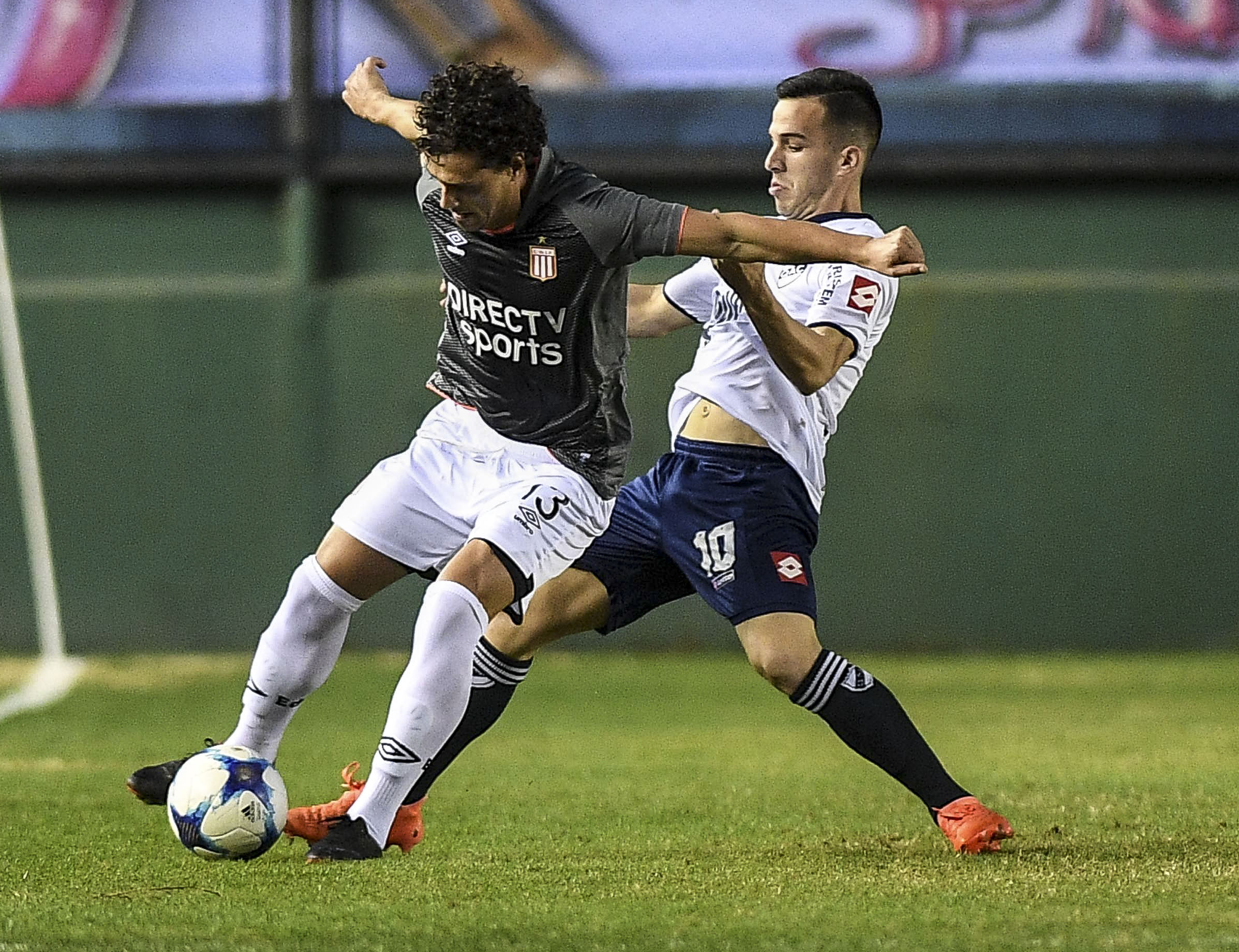 telam 27/06/2017 Buenos Aires: Estudiantes de La Plata recibe a Quilmes en el estadio Julio Humberto Grondona, de Arsenal de Sarandí, en partido por la trigésima y última fecha del torneo de Primera División de fútbol y con el objetivo de clasificarse para la próxima Copa Libertadores de América.Foto: Ramiro Gomez/telam/amb