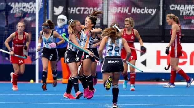 DYN10, JOHANNESBURGO, SUD�FRICA,  10/07/2017, EL  SELECCIONADO ARGENTINO FEMENINO DE HOCKEY SOBRE C�SPED, LAS LEONAS, LE GAN� 2-0 A CHILE EN JOHANNESBURGO, SUD�FRICA, EN EL ENCUENTRO QUE MARC� SU DEBUT EN LAS SEMIFINALES DE LA LIGA MUNDIAL. POSANDO CON CACHO VIGIL DT DE CHILE. FOTO:DYN/VILLARPRESS.