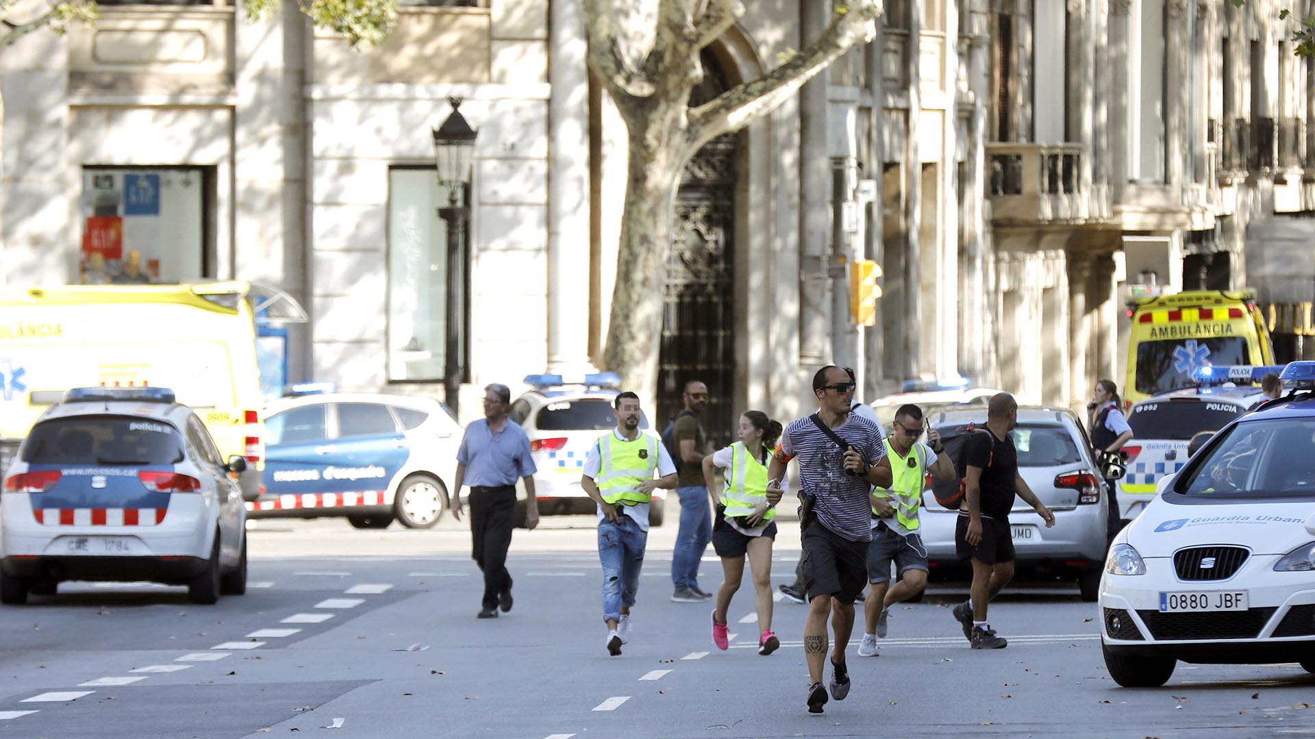 UNA FURGONETA ATROPELLA A VARIAS PERSONAS EN LAS RAMBLAS DE BARCELONA - GRA176. BARCELONA, 17/08/2017.- Gente en el lugar en el que una furgoneta ha atropellado esta tarde a varias personas que paseaban por las Ramblas de Barcelona. Los Mossos d'Esquadra y los equipos de emergencias sanitarias han desplegado un amplio dispositivo en este lugar, en el centro turístico de la capital catalana, frecuentada a diario por miles de turistas, que ha quedado acordonada. EFE/Andreu Dalmau