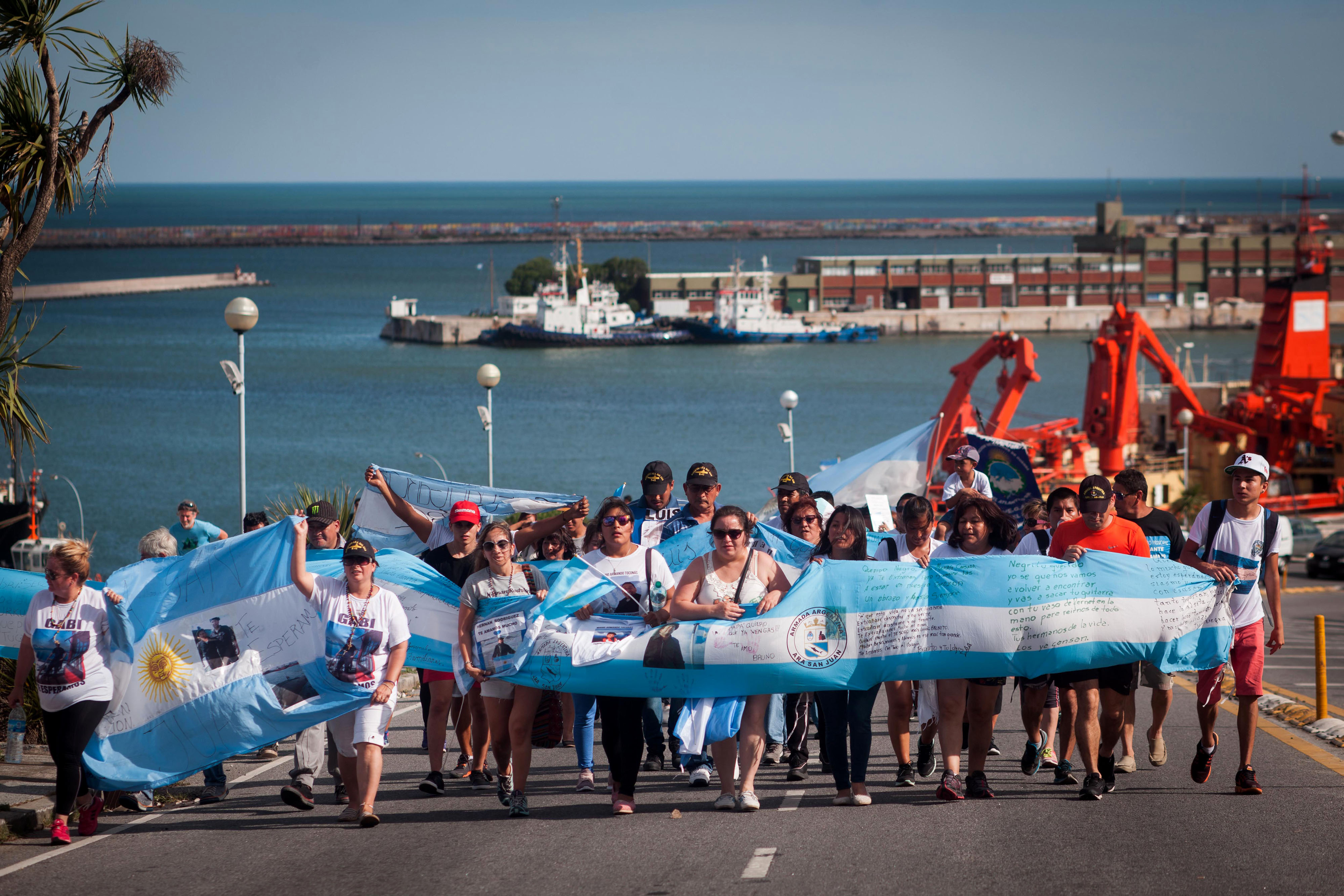 Télam 15/12/2017 Mar del Plata: Marcha a un mes de la desaparición del submarino ARA San Juan con sus 44 tripulantes a bordo para reclamar que se continúe la búsqueda del mismo ya que  la Armada Argentina no logró detectar ningún indicio de la nave ni saber qué sucedió con ella, pese a rastrillar en forma permanente con apoyo de buques internacionales el área de 40 kilómetros de radio delimitada para su búsqueda en el Atlántico Sur. Foto: Diego Izquierdo