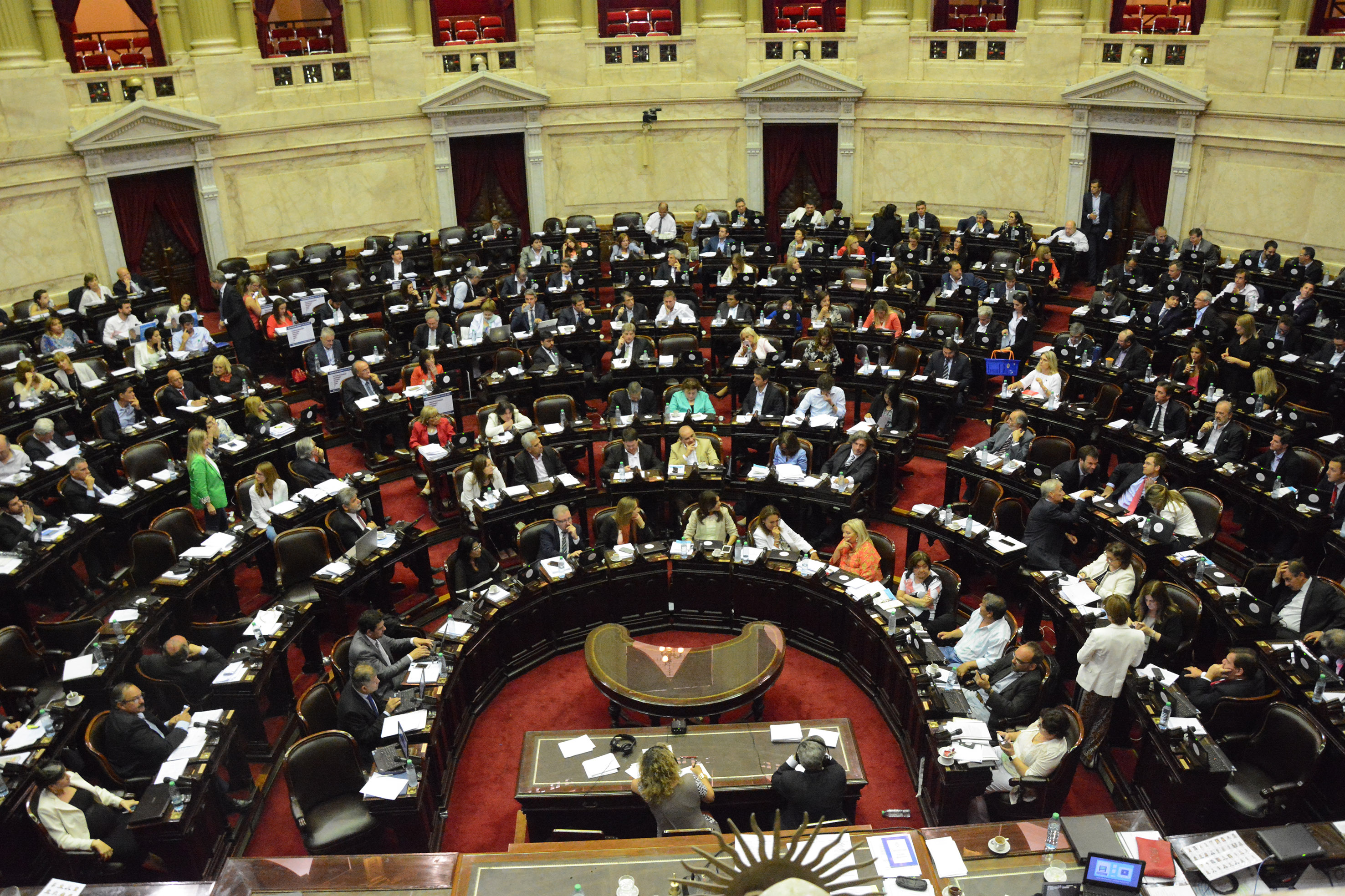 Buenos Aires, 18 de diciembre de 2017: La coalición oficialista junto a diputados que responden a gobernadores reunió el qúorum reglamentario con la participación de 130 legisladores, con cual pudo iniciarse la sesión especial que en la Cámara Baja debate la reforma previsional, que establece un nuevo sistema de actualización de haberes para la clase pasiva.