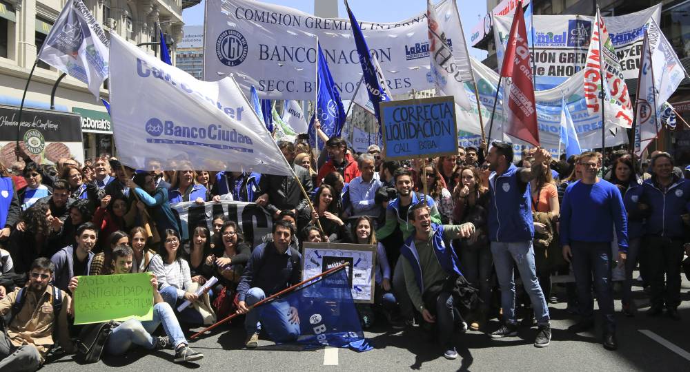 zzzznacp2NOTICIAS ARGENTINAS BAIRES, OCTUBRE 28:Vista de la movilizacion en el microcentro porteño, por parte del gremio bancario, durante el paro del dia de hoy.FOTO: JUAN VARGAA-plzzzz