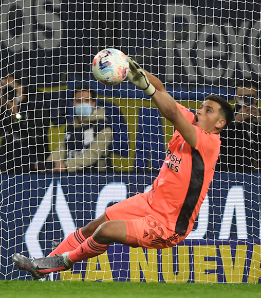 Telam, Ciudad de Buenos Aires, 16 de mayo de 2021: Alan Díaz, el arquero de  River Plate, que disminuido por 15 contagiados de coronavirus en su plantel, debuto hoy en primera frente a  Boca Juniors en una nueva versión del superclásico en La Bombonera, en un partido a todo o nada con eliminación directa por los cuartos de final de la Copa de Liga Profesional.  Foto: Fernando Gens/cf/Telam