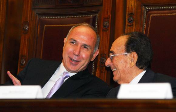 En sintonía. El presidente de la Corte Ricardo Lorenzetti -izquierda- dialoga con el juez Carlos Fayt. La Suprema Corte abrió la puerta para que la Ley de Medios entre en vigencia ya que el fallo de ayer sienta precedente.