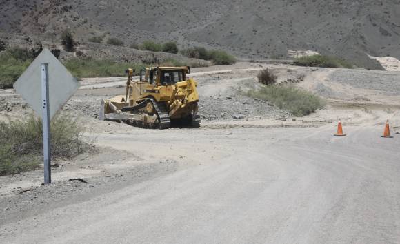 CONOCIDO. Mientras el aluvión produjo complicaciones, la máquina aún trabajaba para reparar las consecuencias de otra crecida, en el ingreso a Barreal.