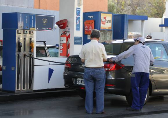 Resignación. Los automovilistas, ahora que todas las compañías venden sus combustibles a valores similares, se inclinan por cualquiera de las banderas.