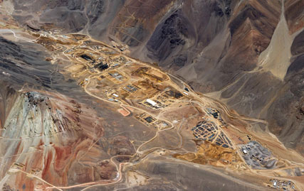 Barrick desaceleró Pascua-Lama y ahora la fecha de inicio de producción es mediados de 2016. La compañía anuncio que vendrá ‘’una reducción en el equipo del proyecto’’, porque la construcción se extiende por más tiempo.