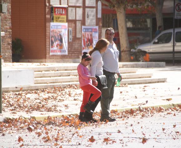 POSTAL. Por el viento, fue usual ver ayer el piso cubierto de hojas amarillas. Las ráfagas más fuertes llegaron al centro cerca del mediodía y siguieron durante la siesta.