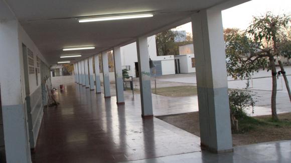 VACÍAS. Varias escuelas tuvieron sus patios y aulas sin alumnos.