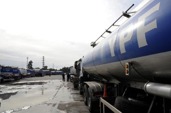 Protesta por salarios. El gremio de camioneros inició desde la cero de ayer un paro en la rama de distribución de combustibles que pone en jaque el abastecimiento de naftas en las estaciones de servicio de todo el país.