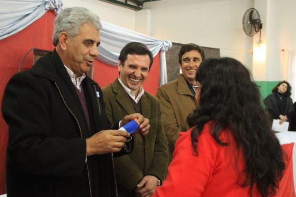 El desafíode ver mejor<br>El ministro Allende entregó más de 200 anteojos en San Martín y a una de las mujeres beneficiadas la desafió a que se pusiera los lentes porque iba a ver algo que no era tan bello, haciendo referencia a su rostro. El comentario desató la carcajada del intendente Andino.