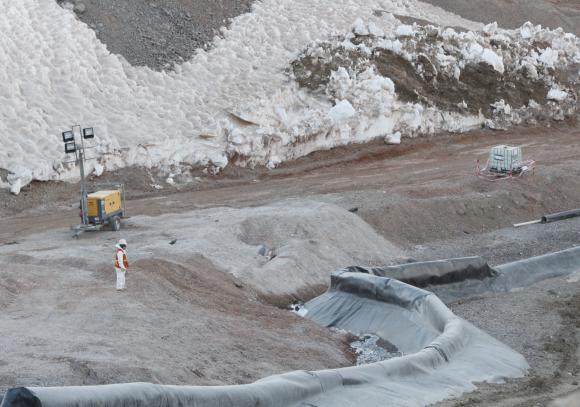 Area siniestrada<br>�Un grupo de alrededor de 50 personas recorrió la zona del valle de lixiviación afectada por el derrame y pudieron ver la cañería que sufrió el desacople, como precisó Barrick en su comunicado oficial. Viajaron en un colectivo de doble tracción. 